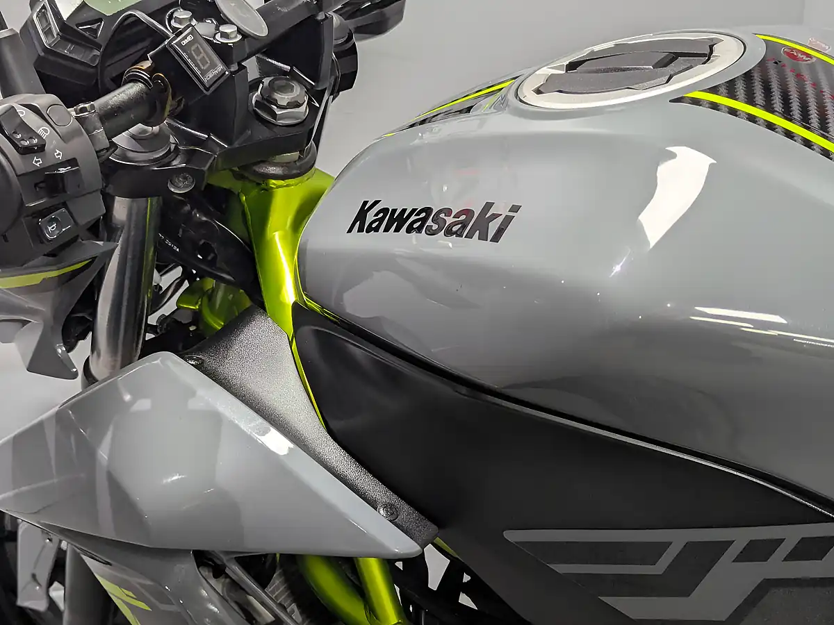 Used 2023 Kawasaki Z125 Grey - Interior and Exterior details 19