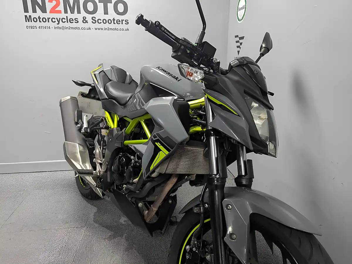 Used 2023 Kawasaki Z125 Grey - Interior and Exterior details 4