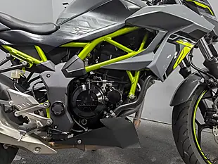 Used 2023 Kawasaki Z125 Grey - Interior and Exterior details 5