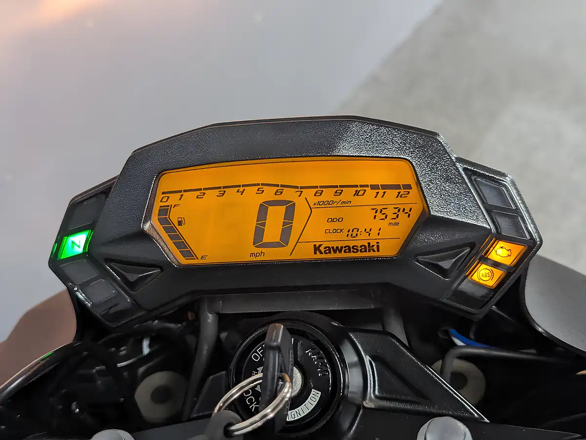 Used 2023 Kawasaki Z125 Grey - Interior and Exterior details 7