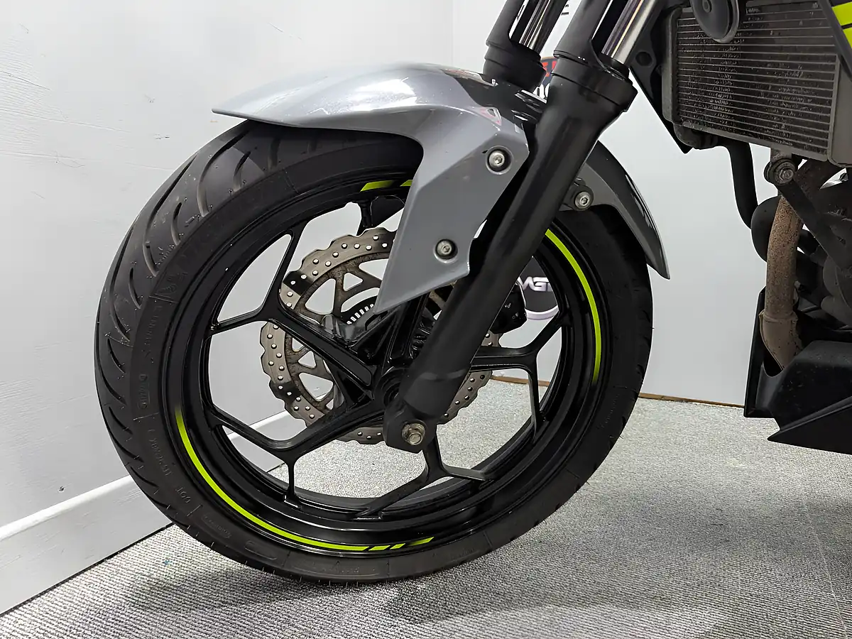 Used 2023 Kawasaki Z125 Grey - Interior and Exterior details 9