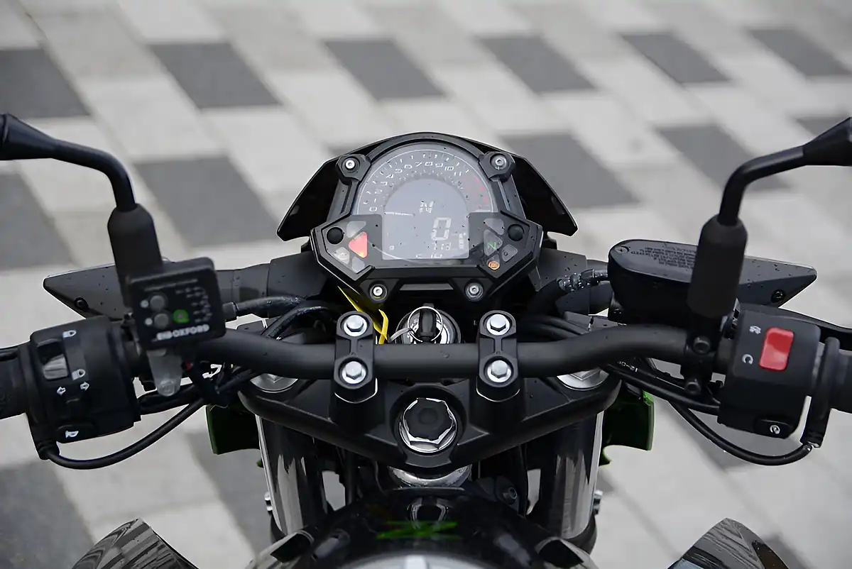 Used 2023 Kawasaki Z400 Supernaked Green - Interior and Exterior details 4