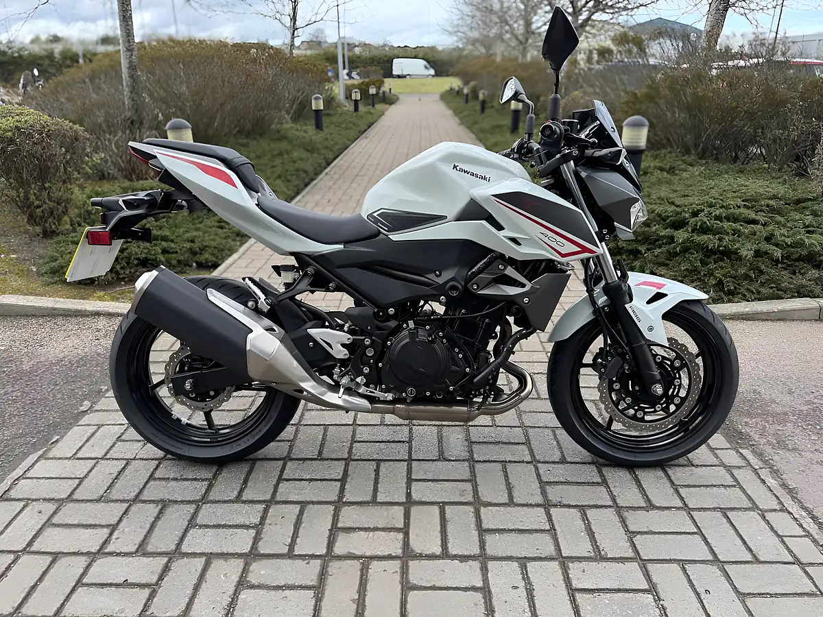 Used 2023 Kawasaki Z400 White - Front View