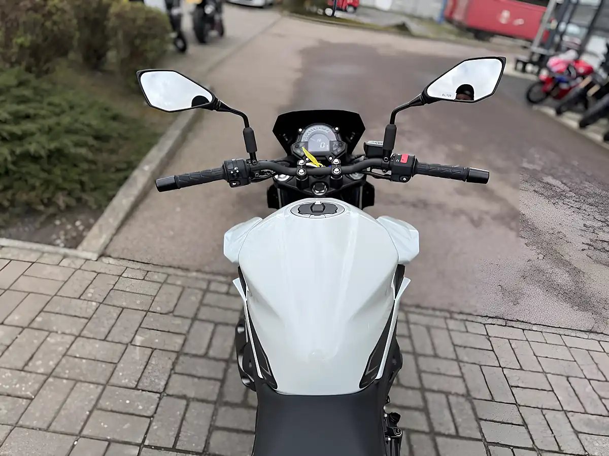 Used 2023 Kawasaki Z400 White - Interior and Exterior details 10