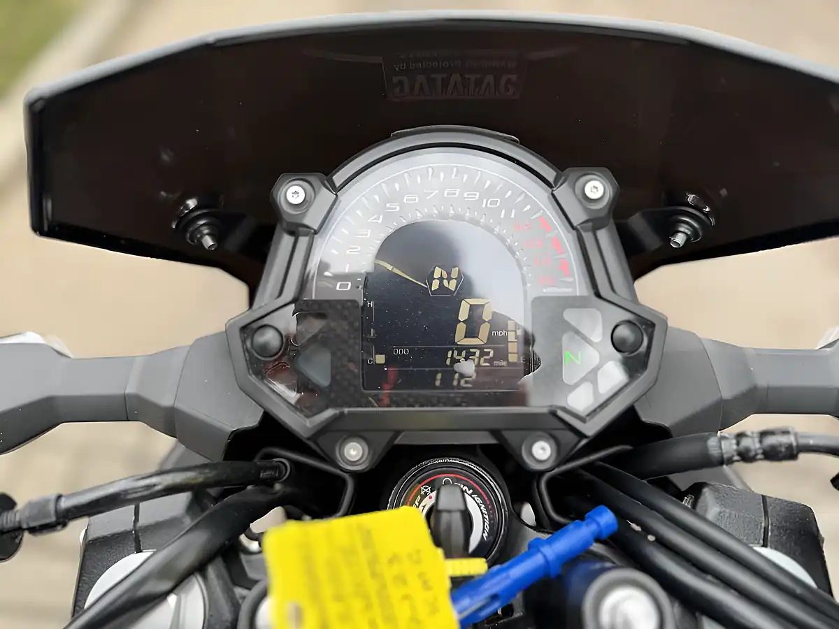 Used 2023 Kawasaki Z400 White - Interior and Exterior details 11
