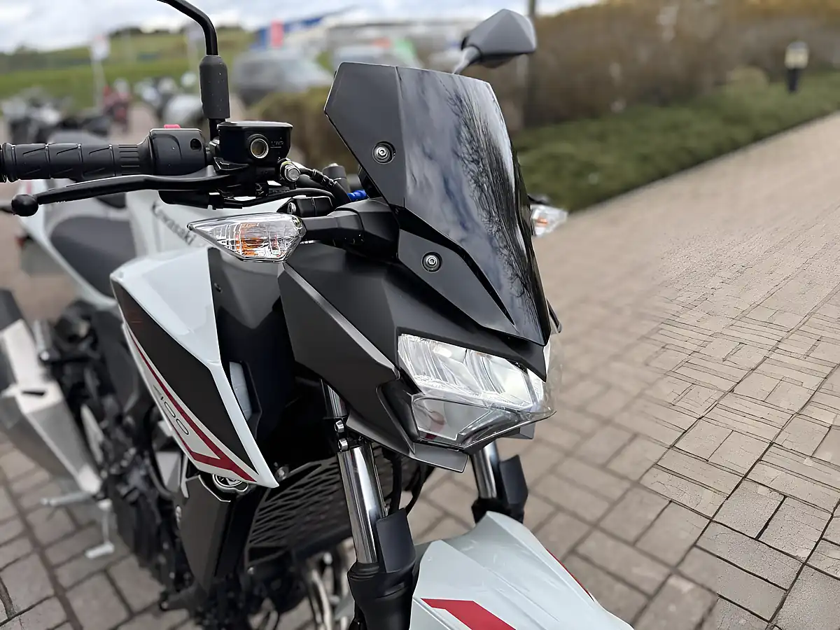Used 2023 Kawasaki Z400 White - Interior and Exterior details 13