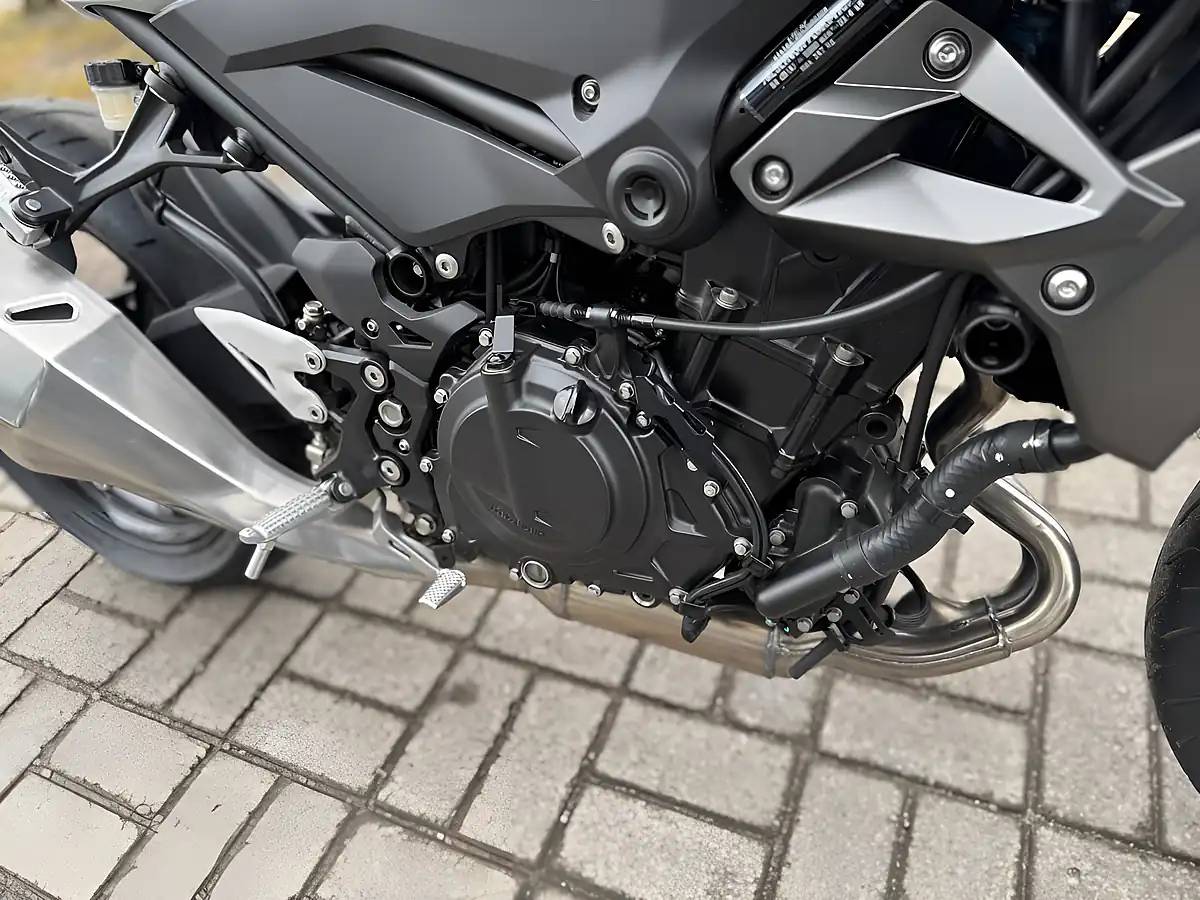 Used 2023 Kawasaki Z400 White - Interior and Exterior details 15
