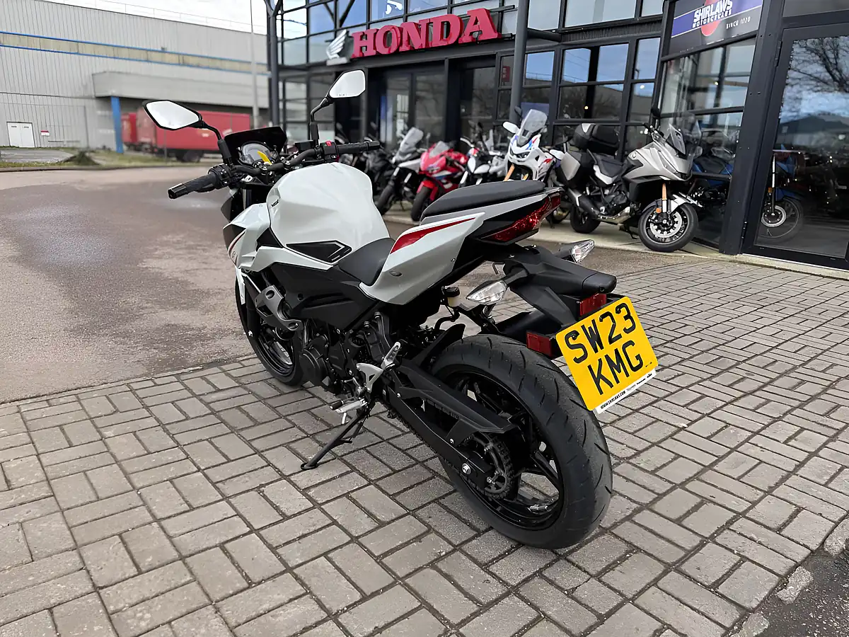 Used 2023 Kawasaki Z400 White - Interior and Exterior details 7