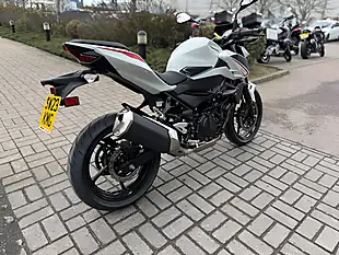 Used 2023 Kawasaki Z400 White - Interior and Exterior details 9