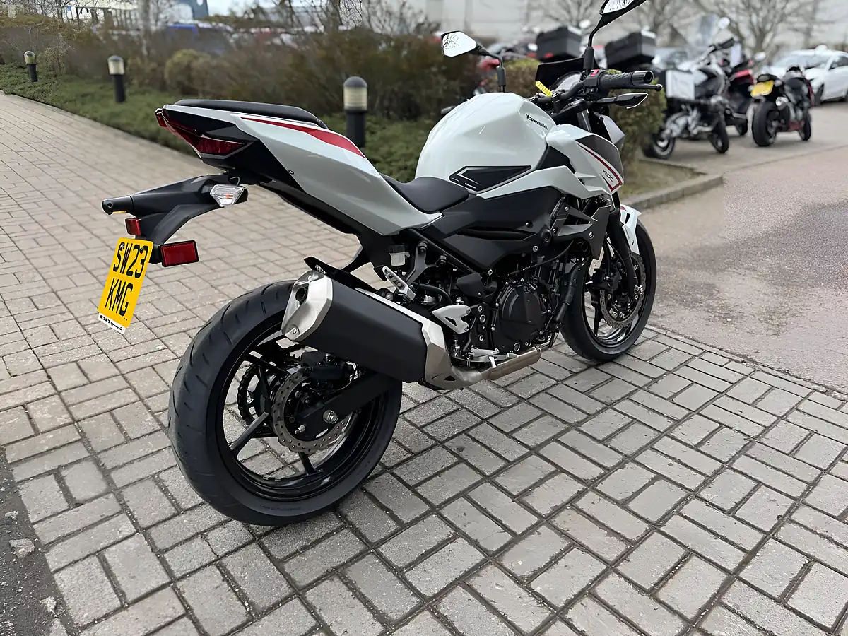 Used 2023 Kawasaki Z400 White - Interior and Exterior details 9