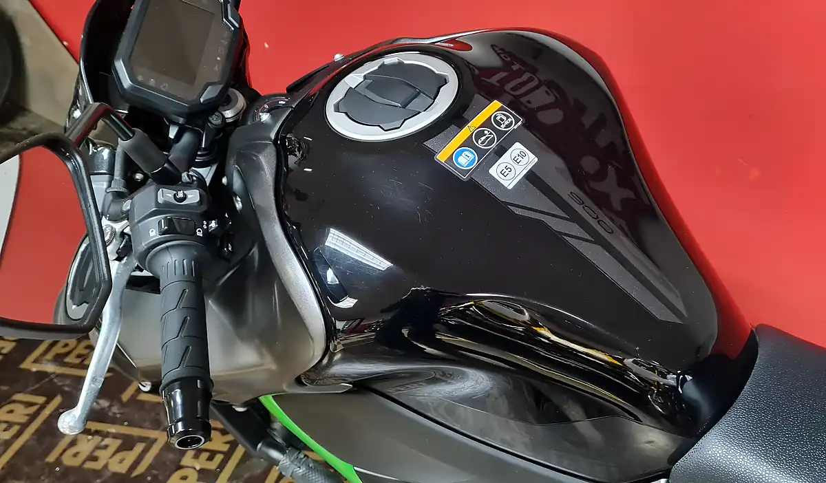 Used 2023 Kawasaki Z900 Green - Interior and Exterior details 12