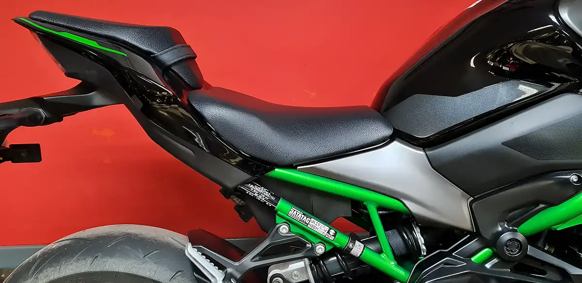 Used 2023 Kawasaki Z900 Green - Interior and Exterior details 13