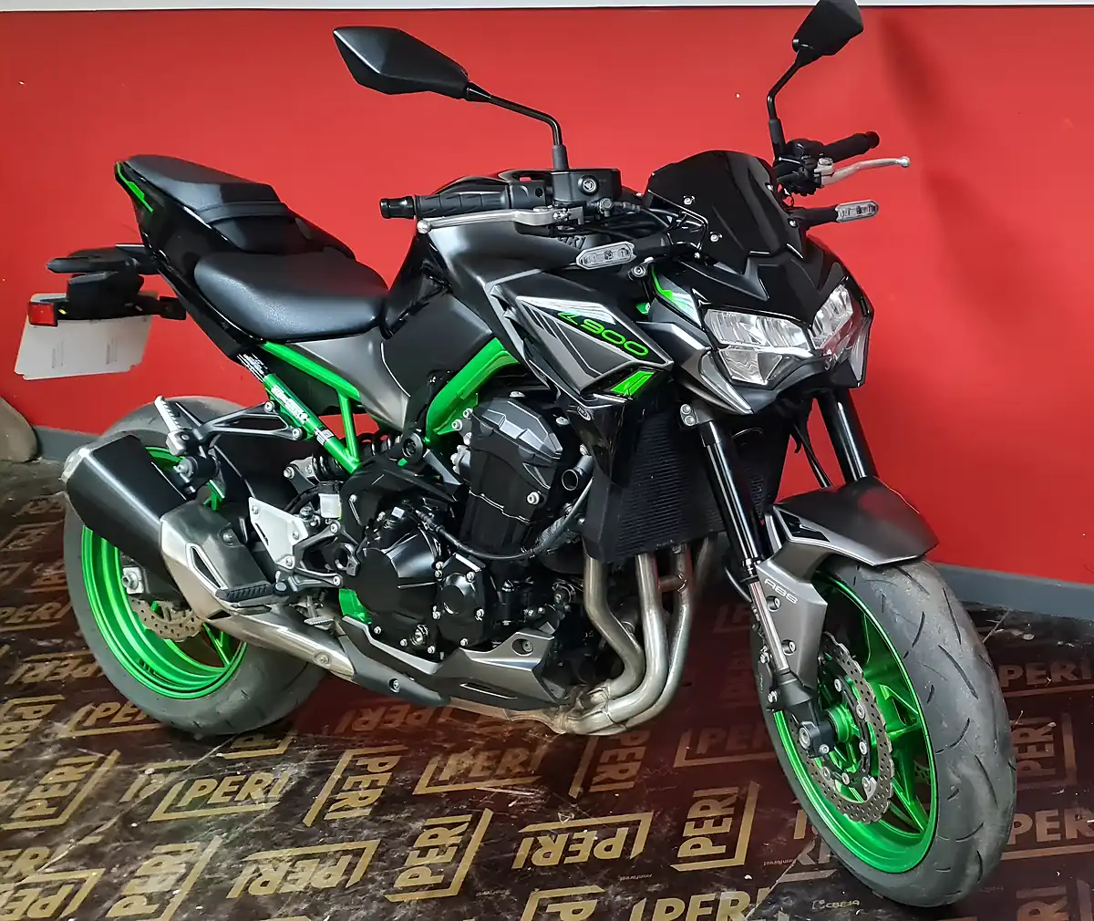 Used 2023 Kawasaki Z900 Green - Interior and Exterior details 15