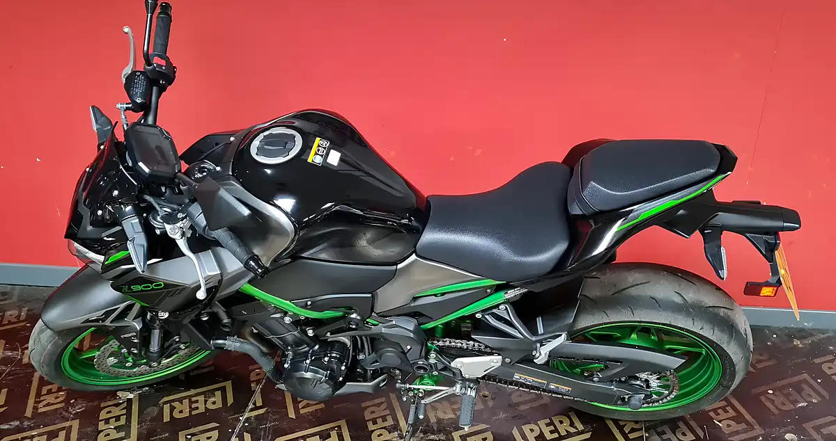 Used 2023 Kawasaki Z900 Green - Interior and Exterior details 19