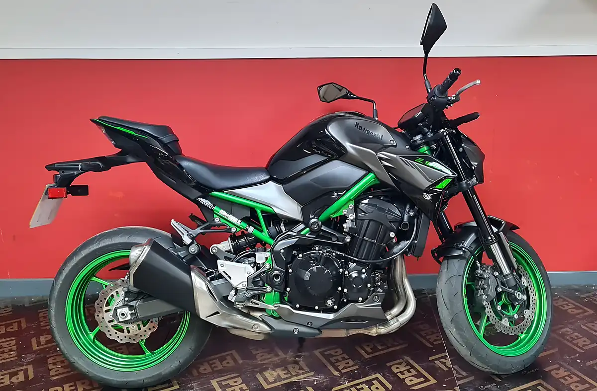 Used 2023 Kawasaki Z900 Green - Interior and Exterior details 3