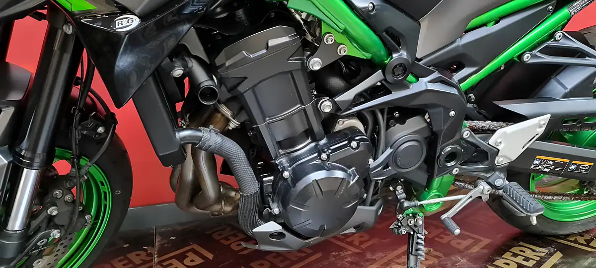 Used 2023 Kawasaki Z900 Green - Interior and Exterior details 6