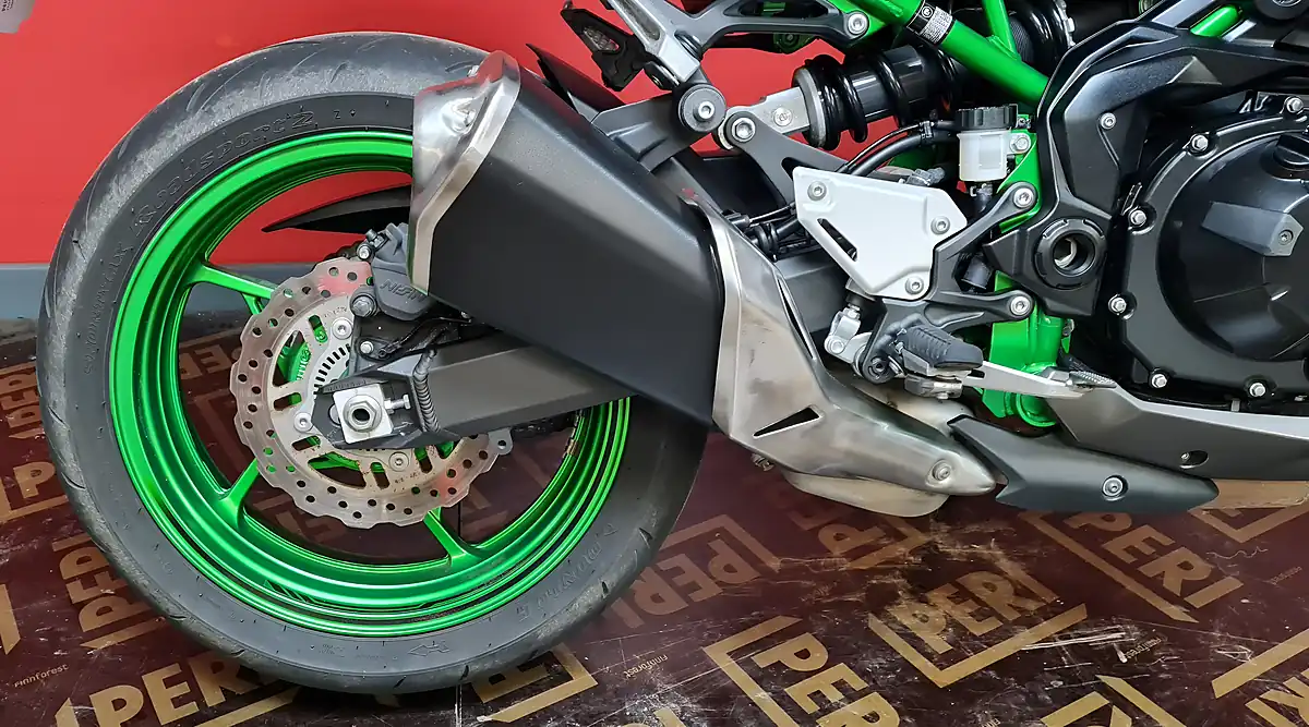 Used 2023 Kawasaki Z900 Green - Interior and Exterior details 7