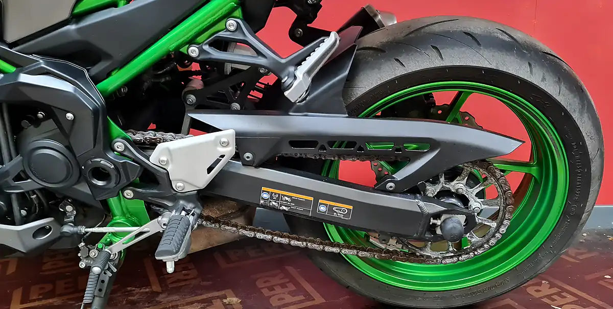 Used 2023 Kawasaki Z900 Green - Interior and Exterior details 8