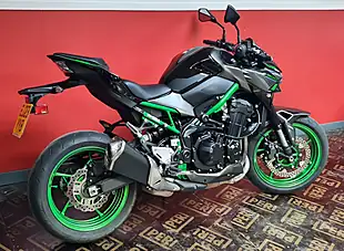 Used 2023 Kawasaki Z900 Green - Interior and Exterior details 9