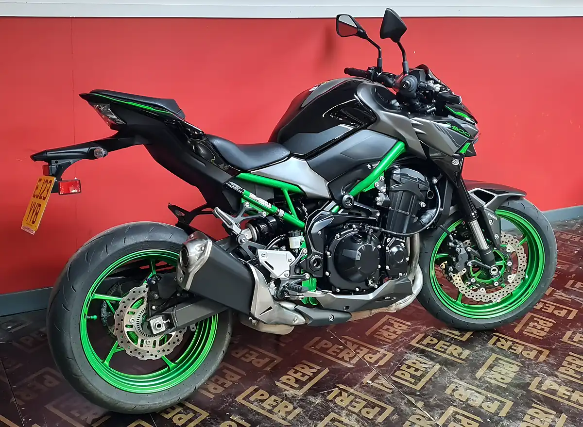 Used 2023 Kawasaki Z900 Green - Interior and Exterior details 9