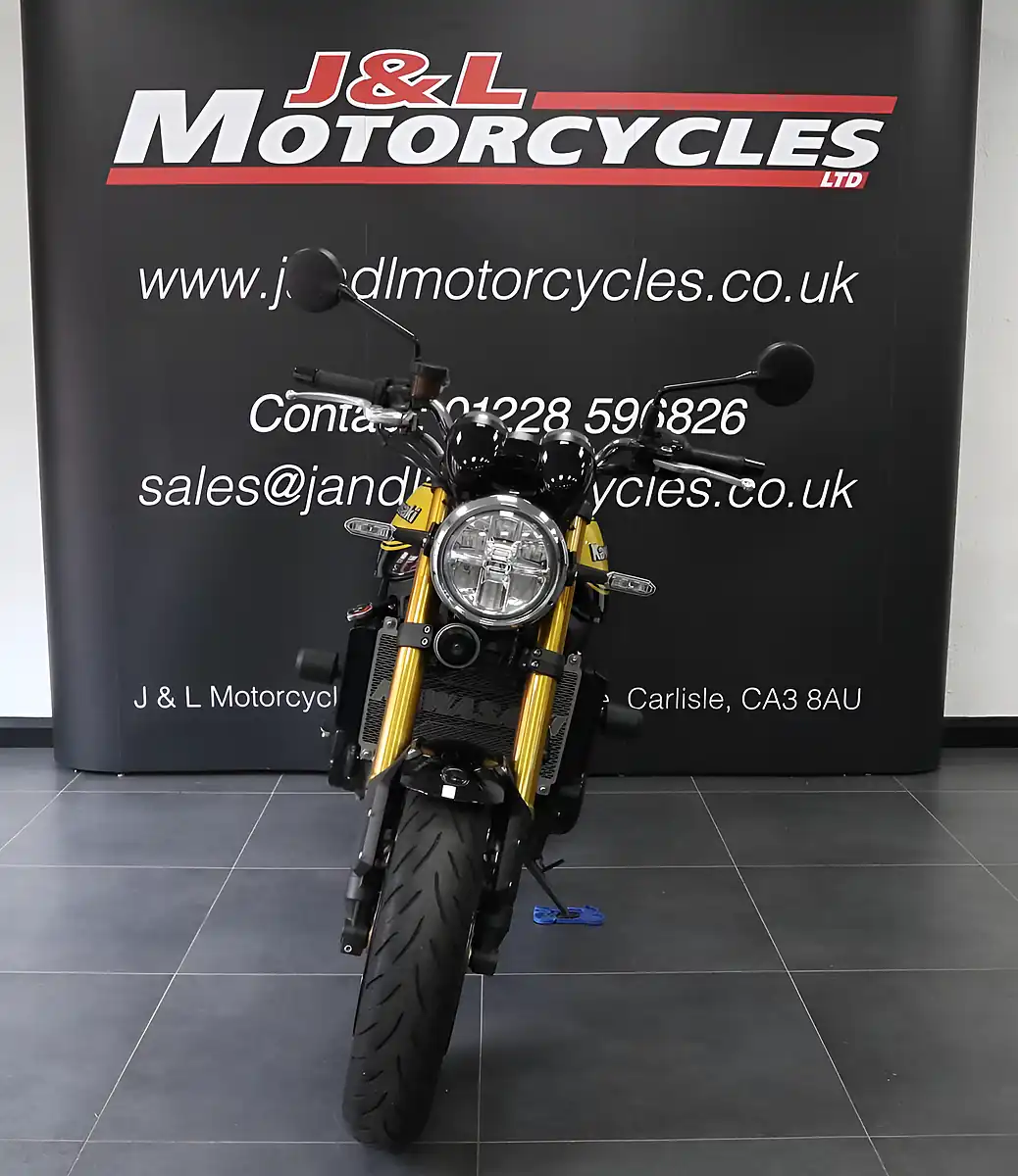 Used 2023 Kawasaki Z900 RS Yellow Ball Black/Yellow - Interior and Exterior details 3