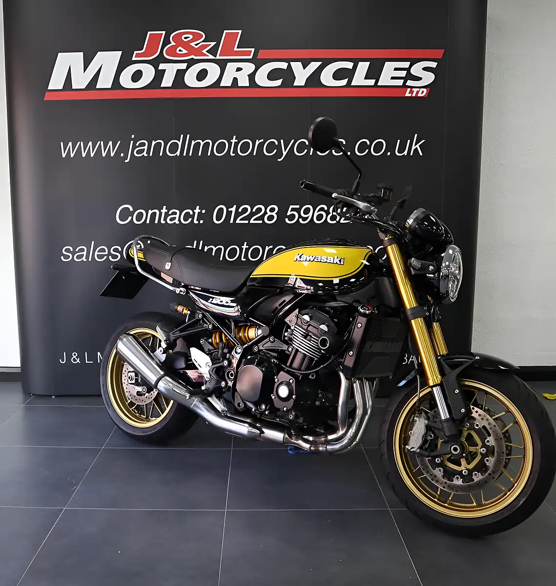 Used 2023 Kawasaki Z900 RS Yellow Ball Black/Yellow - Interior and Exterior details 4