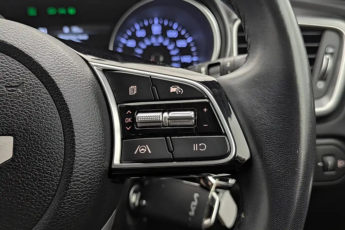 Used 2023 Kia Ceed 2 White - Interior and Exterior details 15