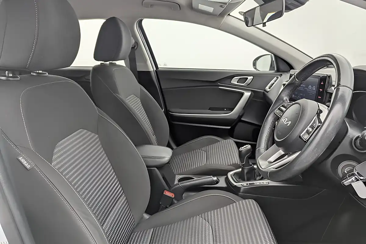 Used 2023 Kia Ceed 2 White - Interior and Exterior details 2