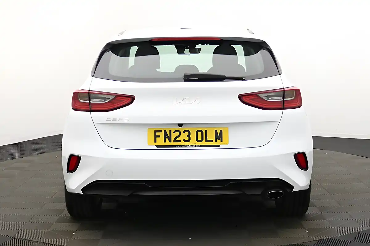 Used 2023 Kia Ceed 2 White - Interior and Exterior details 4