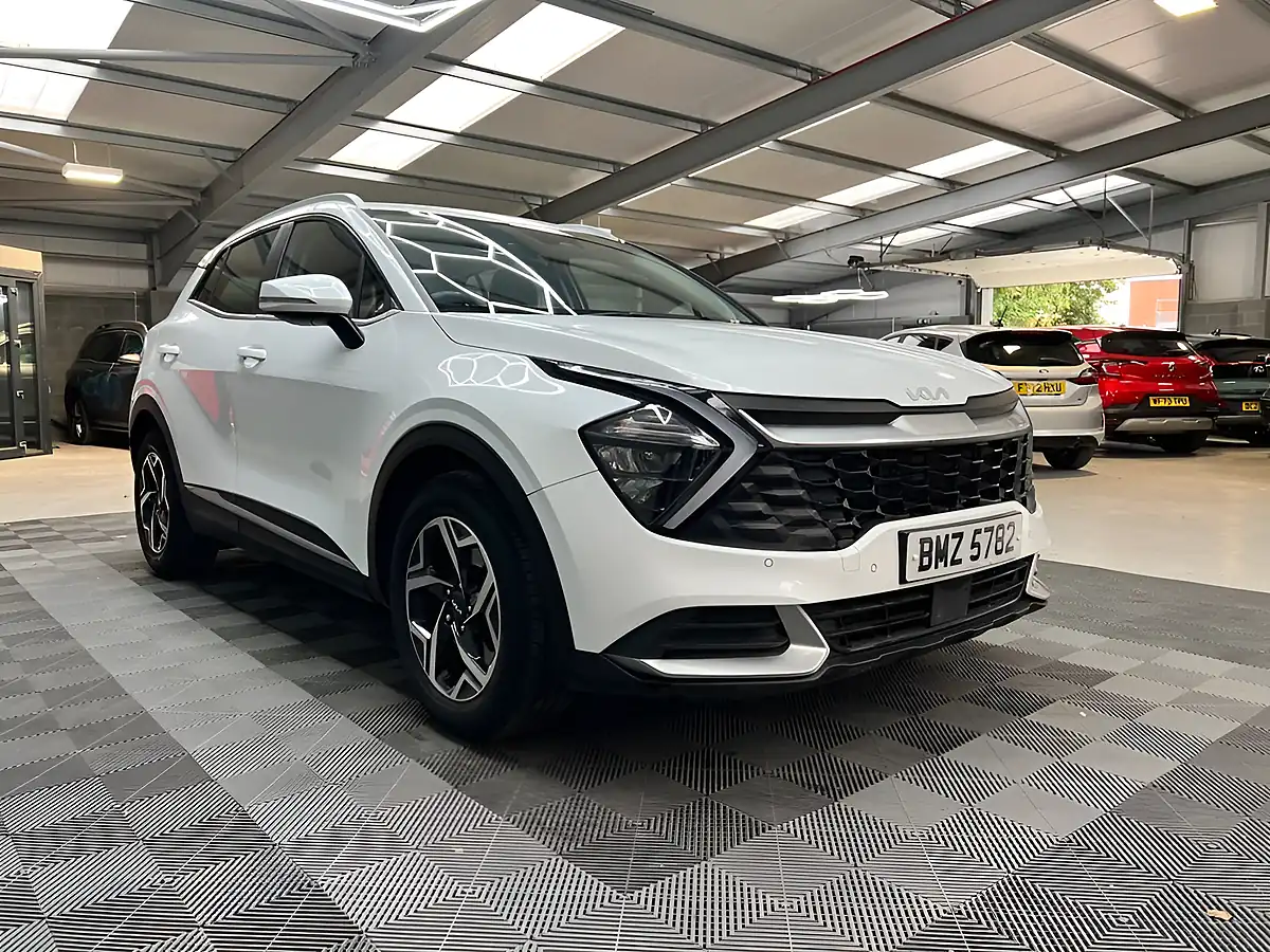 Used 2023 Kia Sportage 2 White - Interior and Exterior details 2