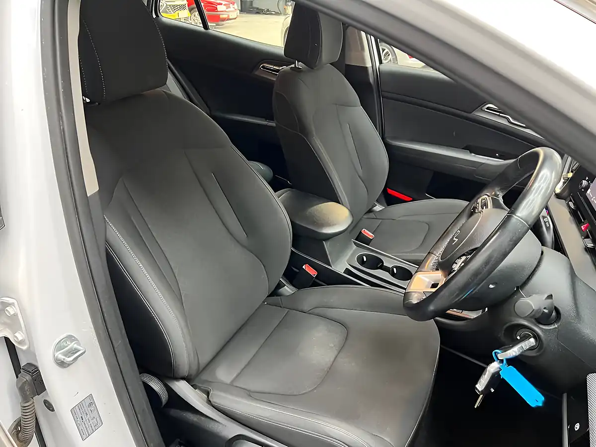 Used 2023 Kia Sportage 2 White - Interior and Exterior details 5