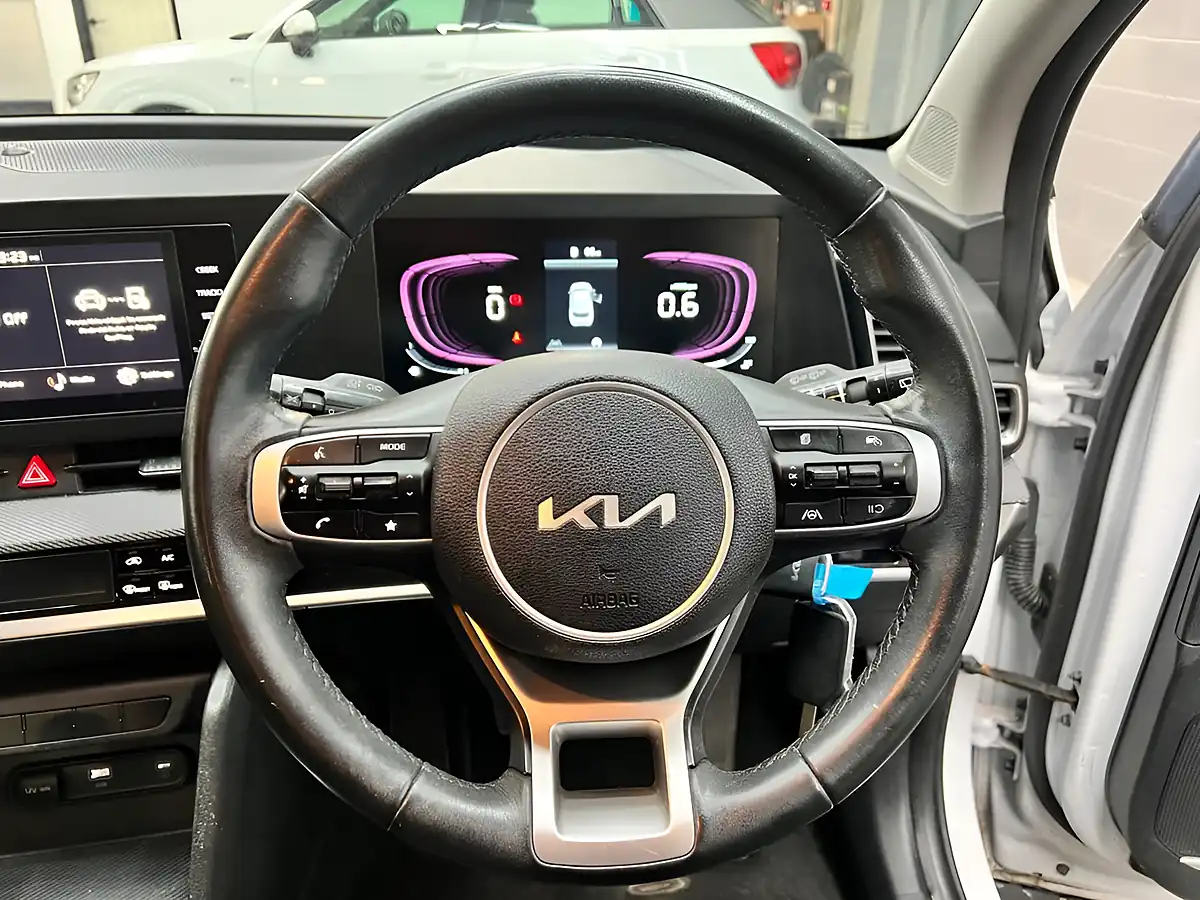 Used 2023 Kia Sportage 2 White - Interior and Exterior details 7