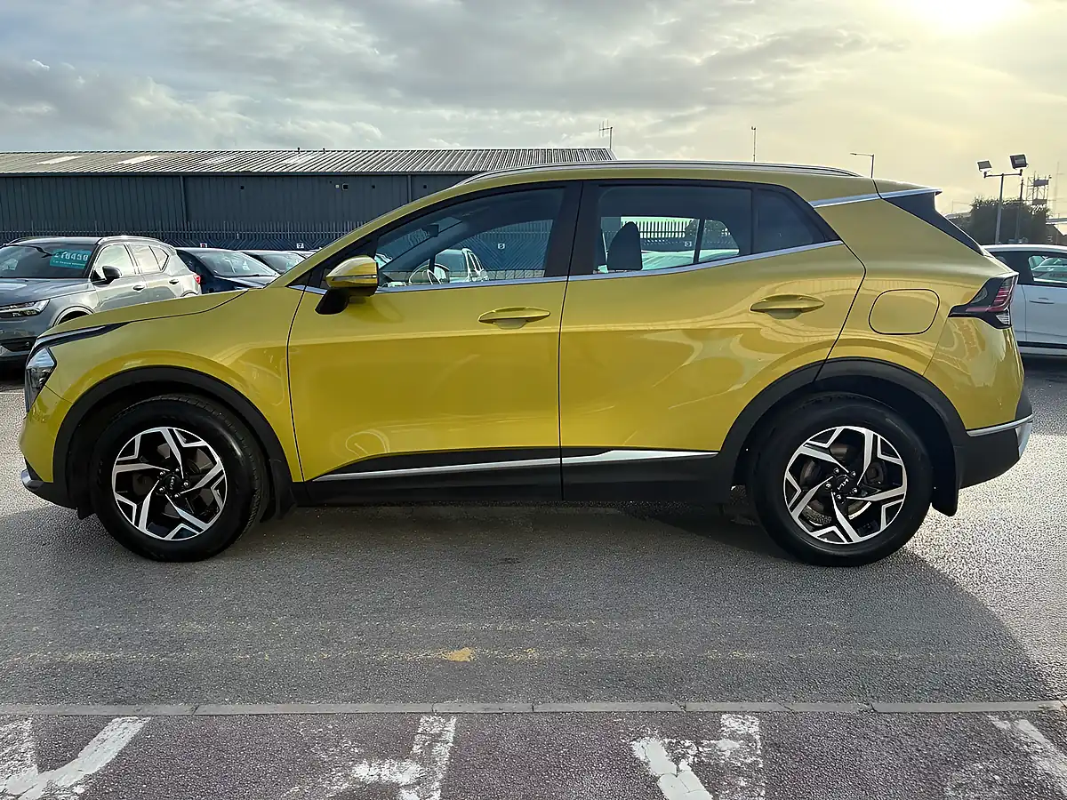Used 2023 Kia Sportage 2 Yellow - Interior and Exterior details 13