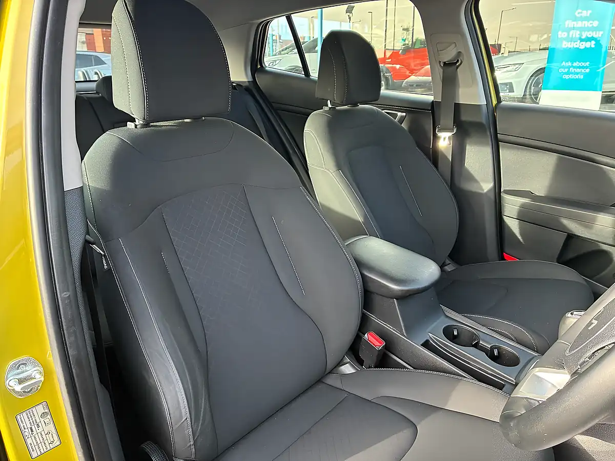 Used 2023 Kia Sportage 2 Yellow - Interior and Exterior details 7