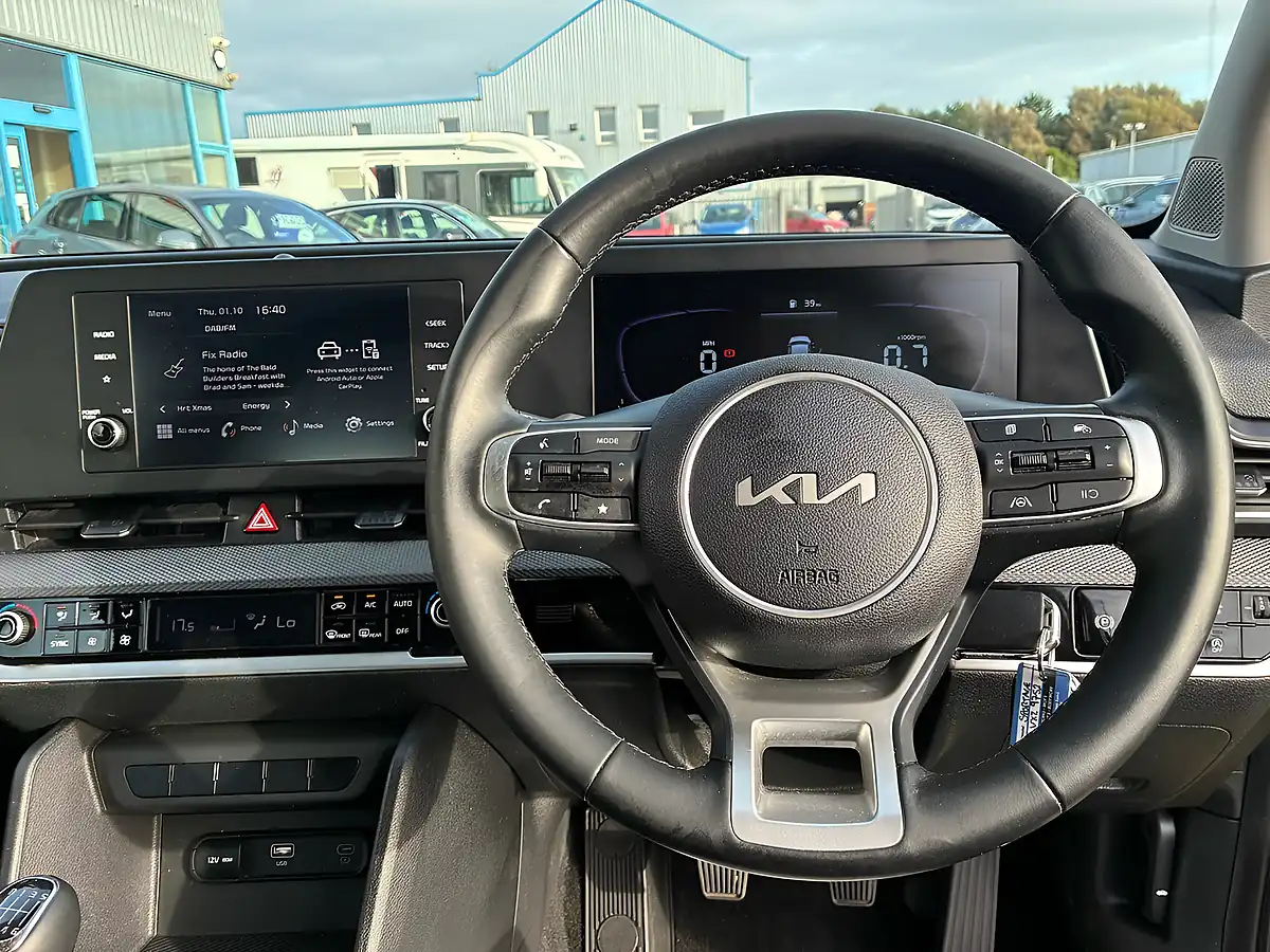 Used 2023 Kia Sportage 2 Yellow - Interior and Exterior details 8