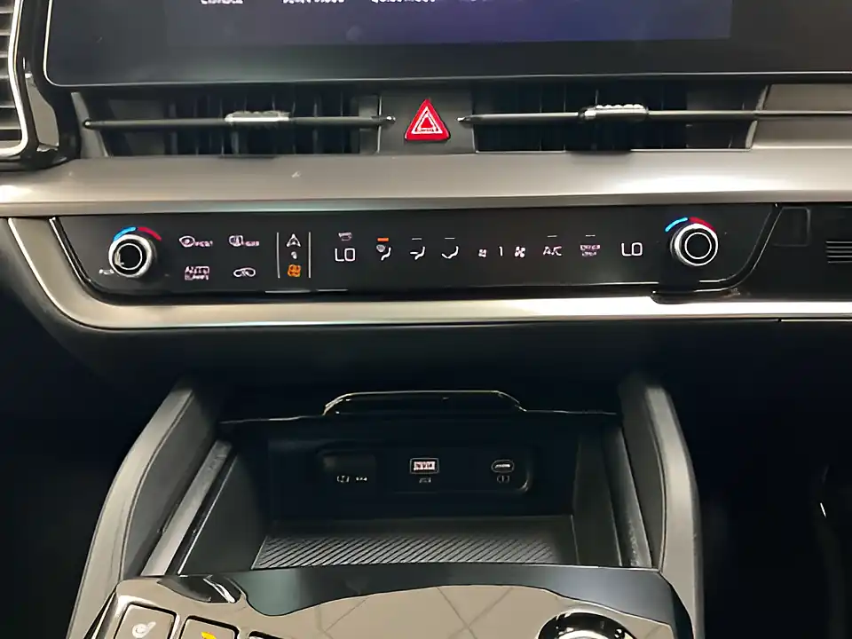 Used 2023 Kia Sportage 3 Grey - Interior and Exterior details 14