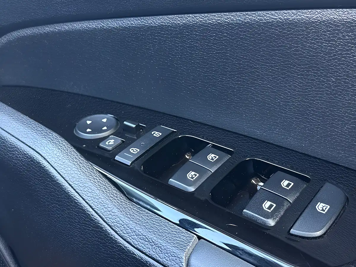 Used 2023 Kia Sportage 3 Splash Lemon - Interior and Exterior details 12