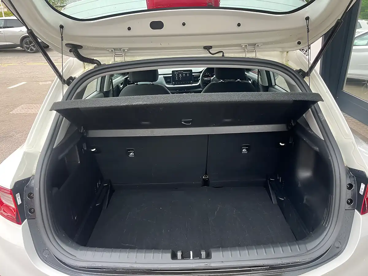 Used 2023 Kia Stonic 2 White - Interior and Exterior details 12