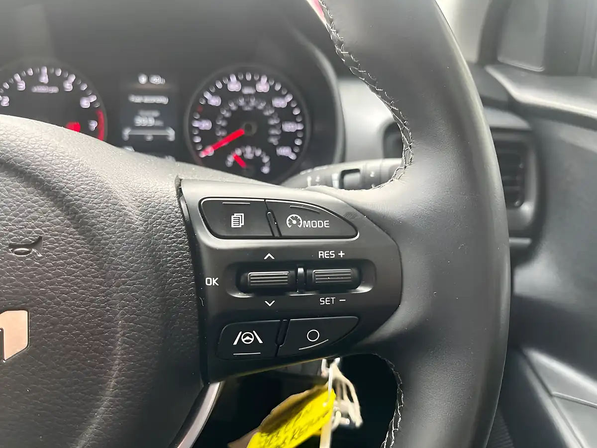 Used 2023 Kia Stonic 2 White - Interior and Exterior details 13