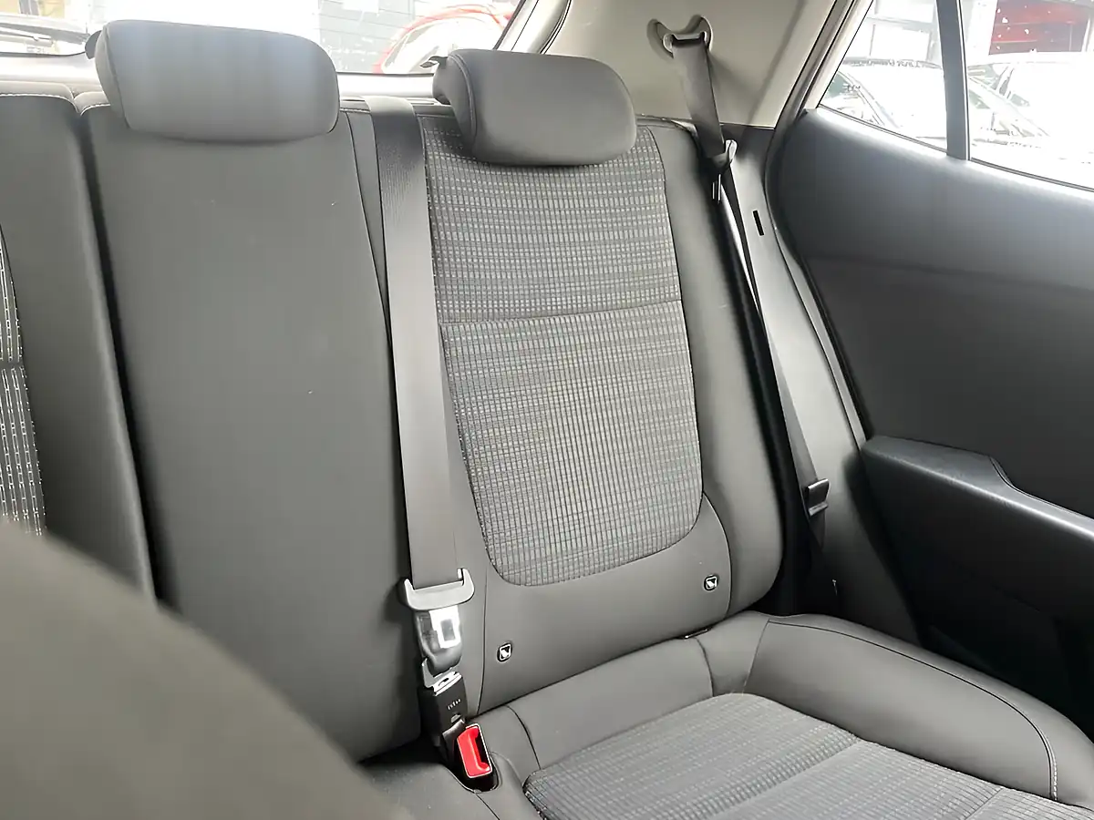 Used 2023 Kia Stonic 2 White - Interior and Exterior details 19