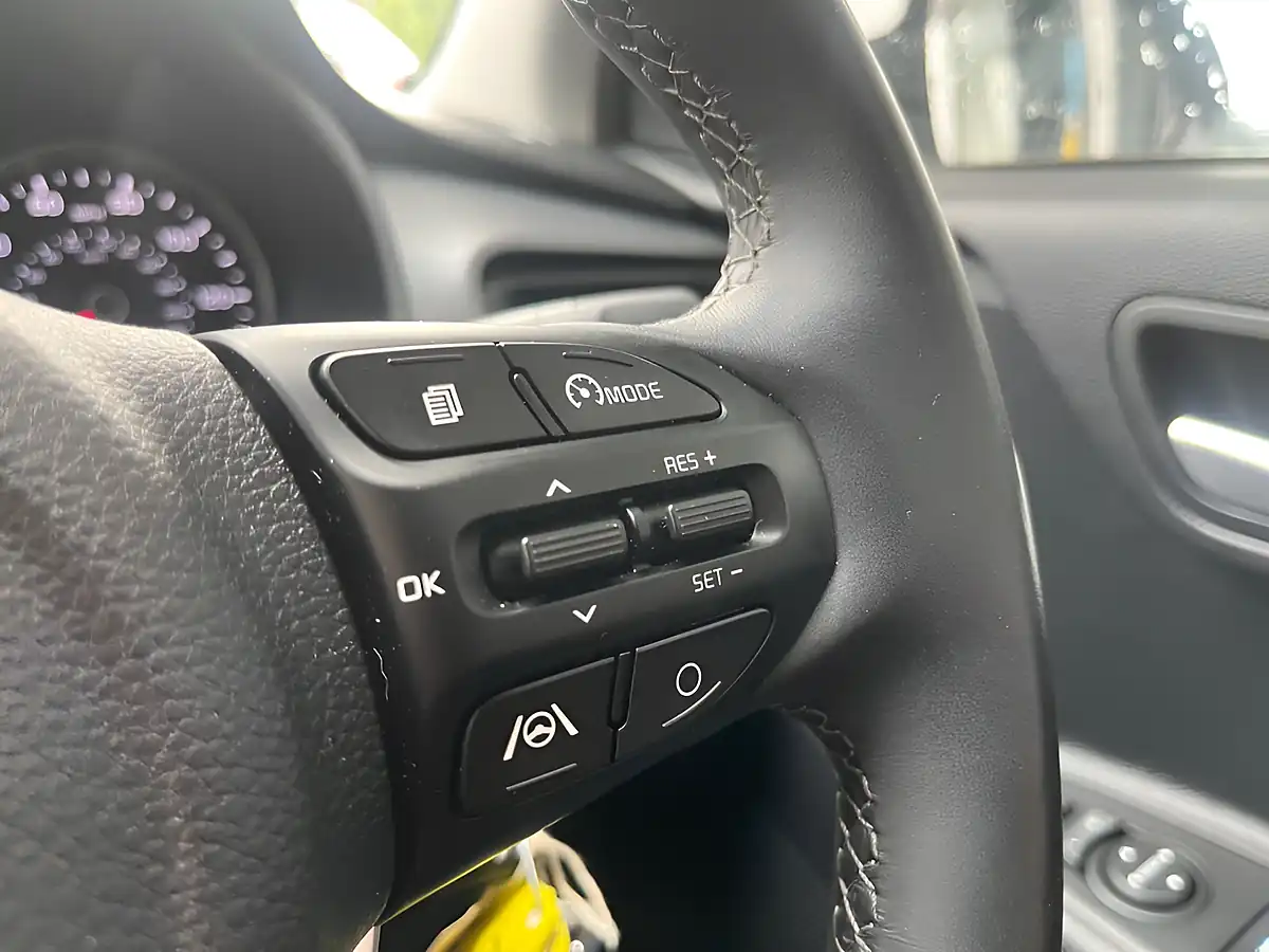 Used 2023 Kia Stonic 2 White - Interior and Exterior details 20
