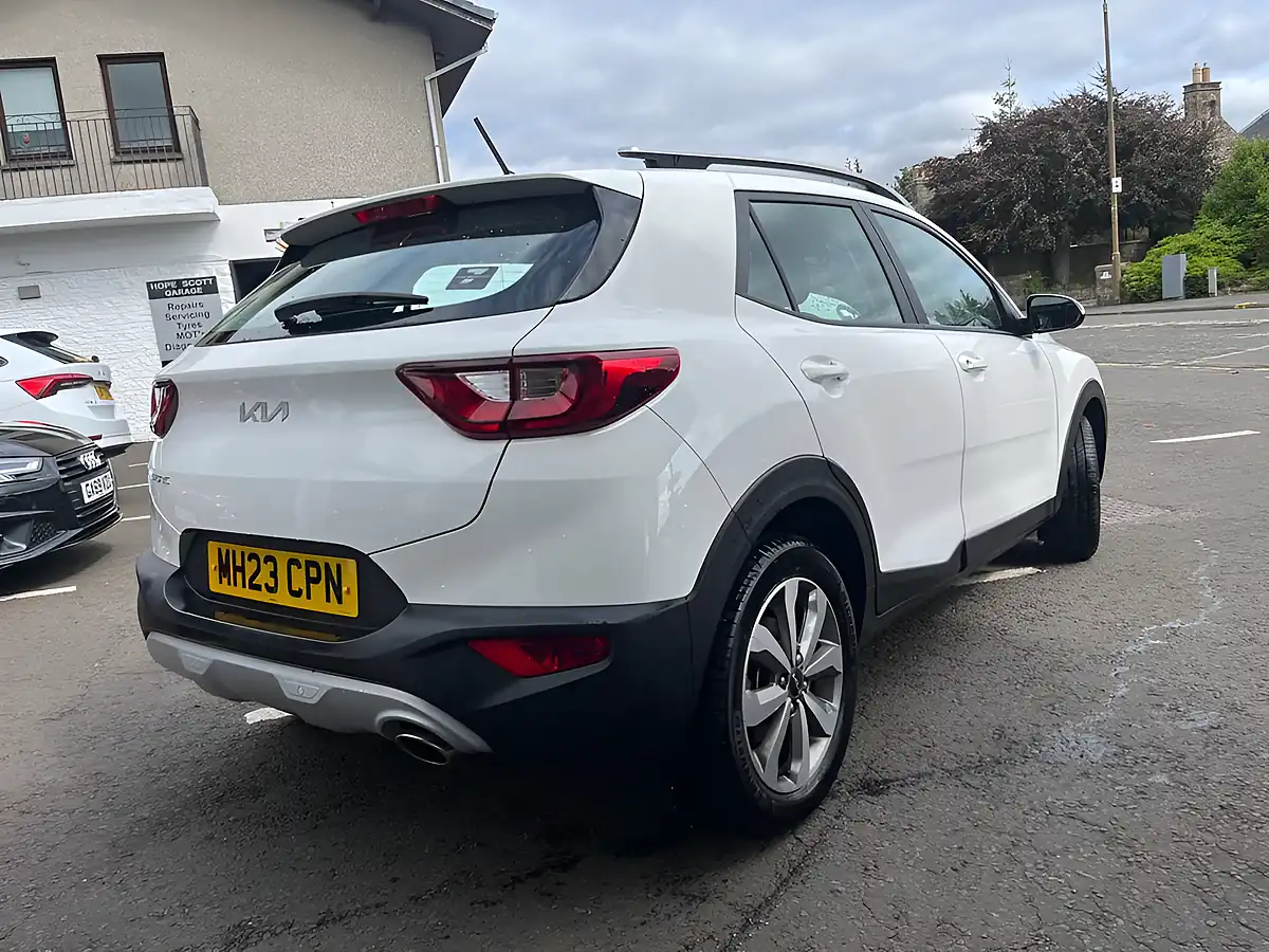 Used 2023 Kia Stonic 2 White - Interior and Exterior details 6
