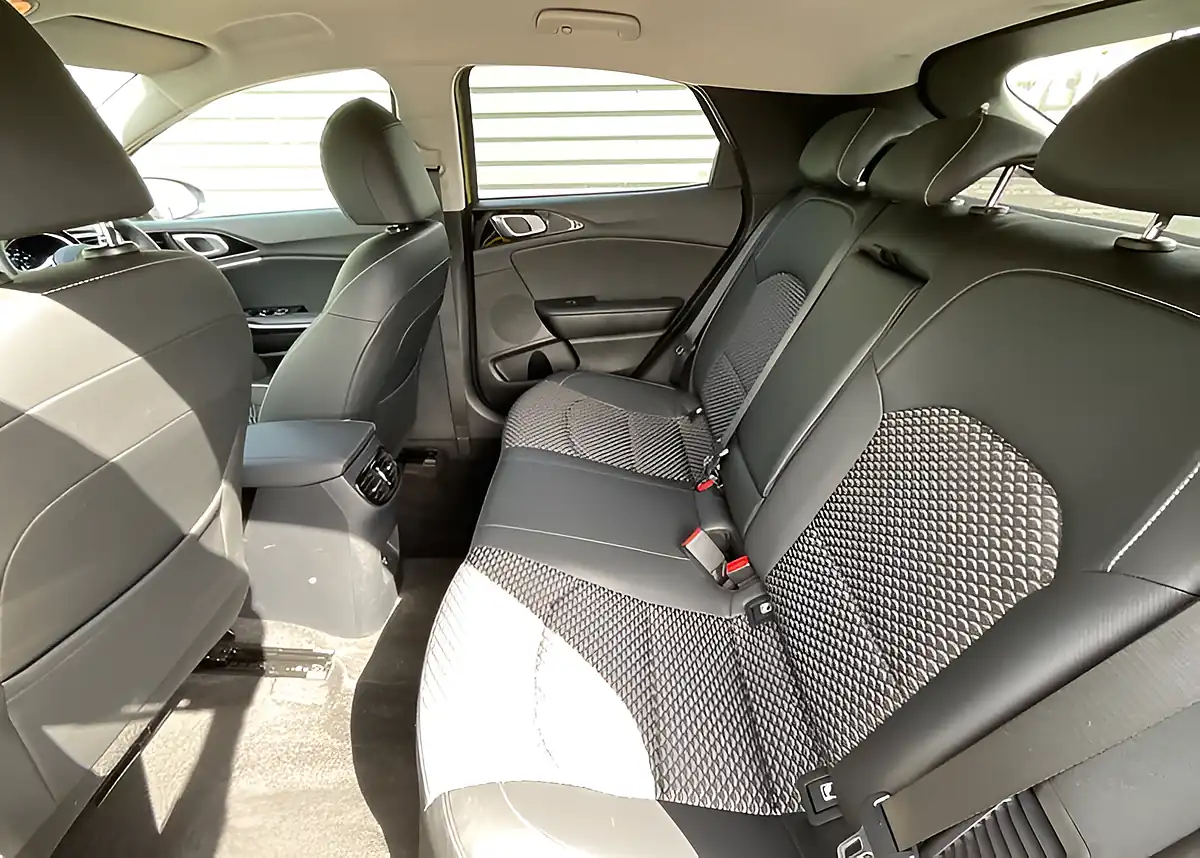 Used 2023 Kia Xceed 3 Yellow - Interior and Exterior details 14