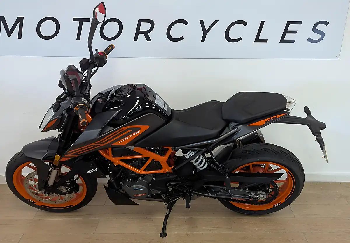 Used 2023 Ktm 125 Duke Black - Interior and Exterior details 10