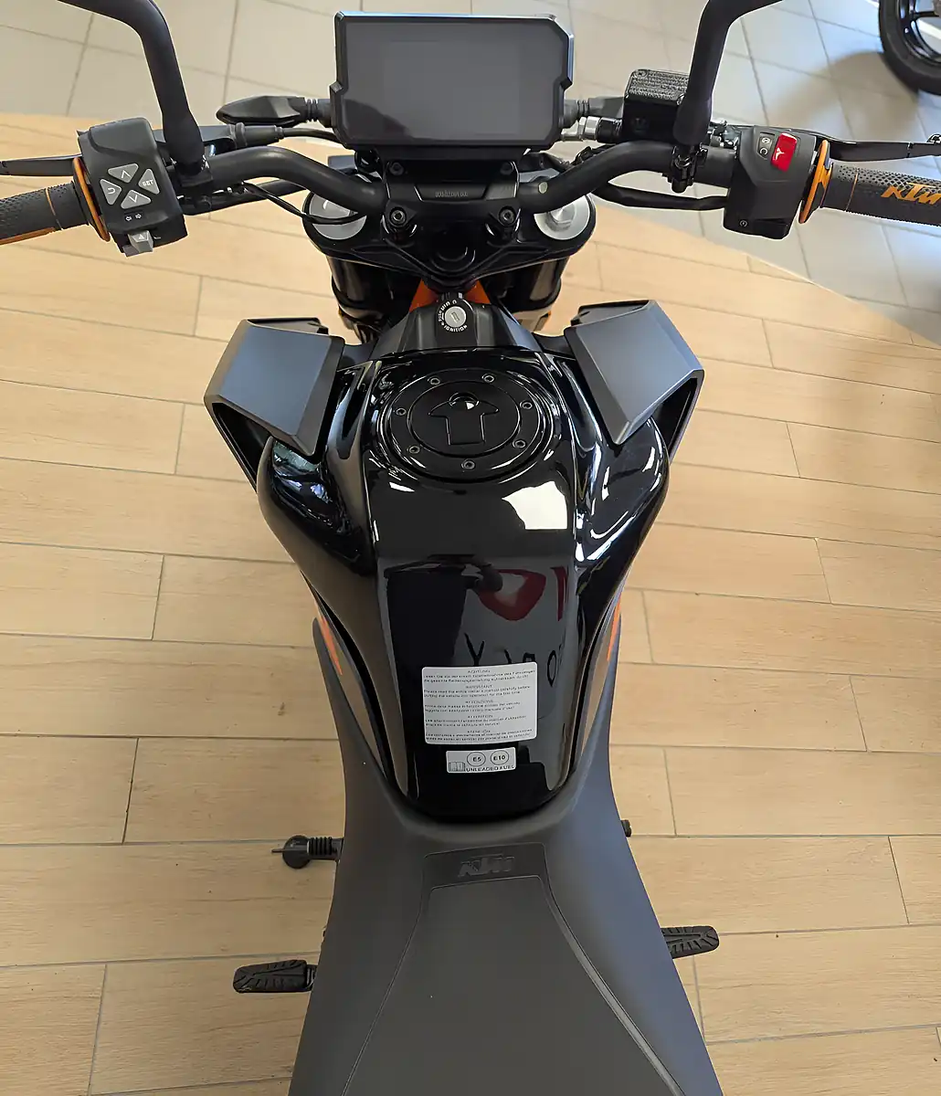 Used 2023 Ktm 125 Duke Black - Interior and Exterior details 13