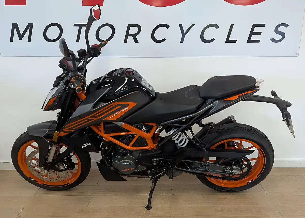 Used 2023 Ktm 125 Duke Black - Interior and Exterior details 4