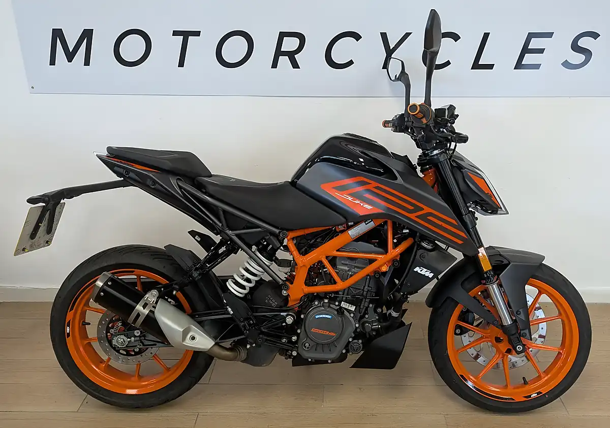 Used 2023 Ktm 125 Duke Black - Interior and Exterior details 5