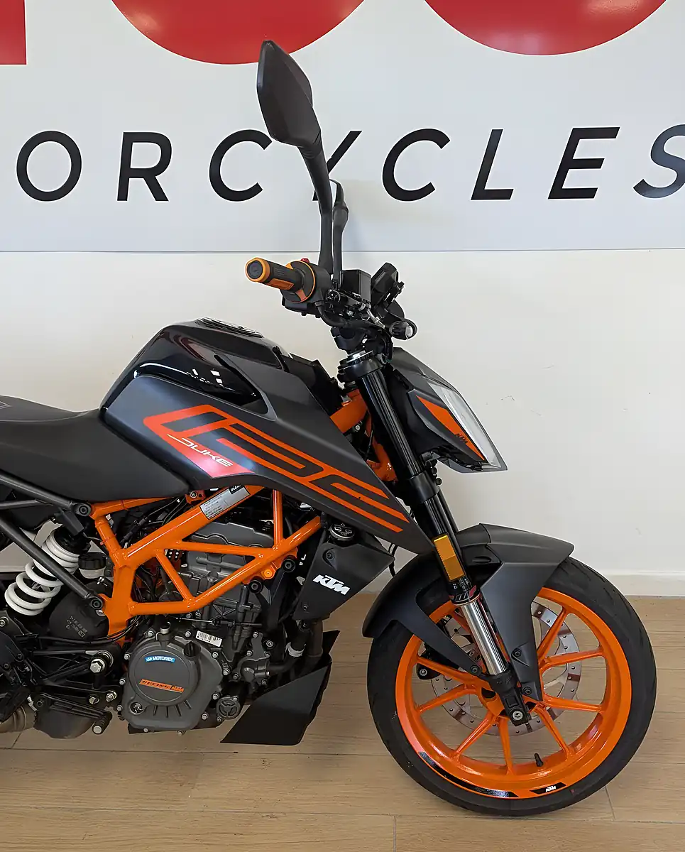 Used 2023 Ktm 125 Duke Black - Interior and Exterior details 7
