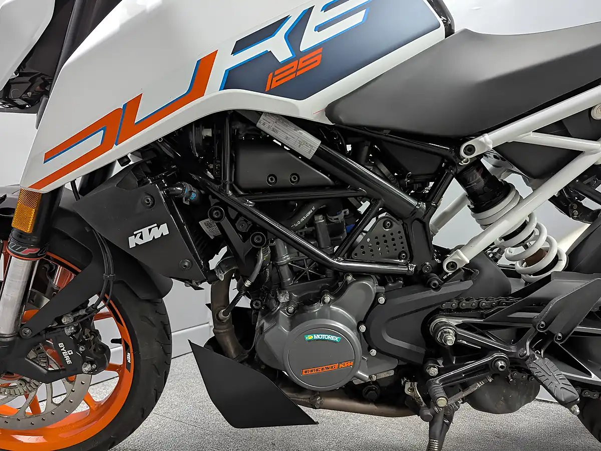 Used 2023 Ktm Duke White - Interior and Exterior details 16