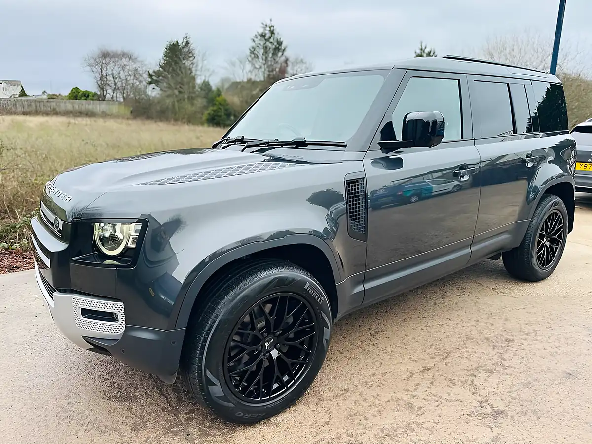 Used 2023 Land Rover Defender 110 Se Hard Top Grey - Interior and Exterior details 3